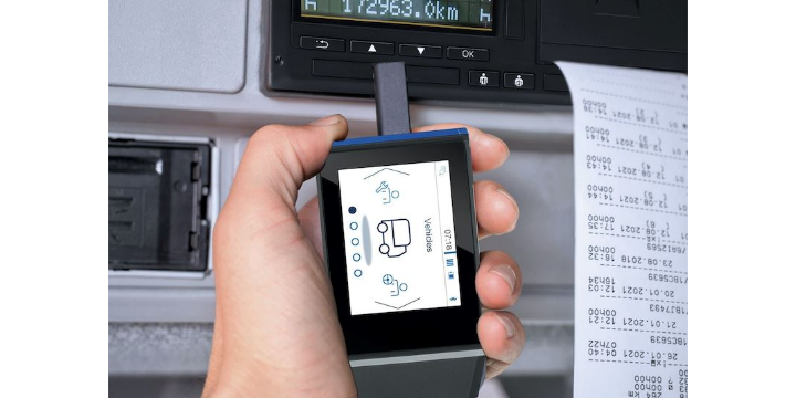 A partir del 28/02/25 habrá sanciones para los vehículos de más de 3,5 toneladas que no lleven el tacógrafo inteligente en Transporte Internacional y a partir del 19/08/25 todos los tacógrafos deberán ser inteligentes y de segunda generación para hacer Transporte Internacional sin ser multados.