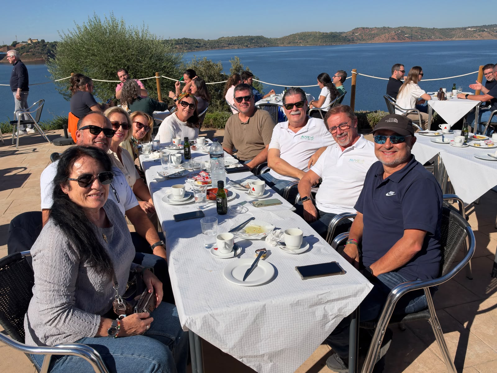 Asistentes al Movex Almodóvar del Río 2026 compartiendo mesa al aire libre
