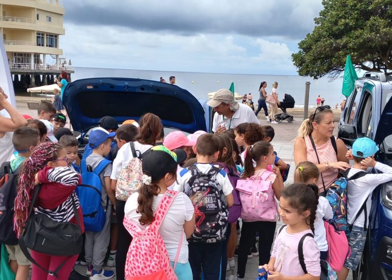 Escolares con los coches