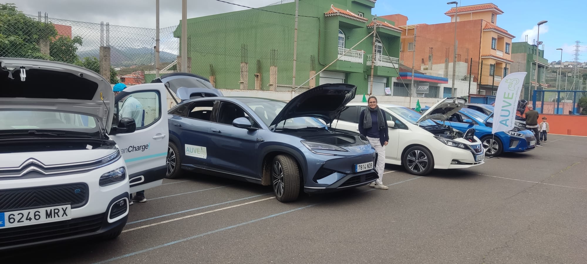 Participación de AUVE en evento escolar en Tenerife explicando movilidad eléctrica