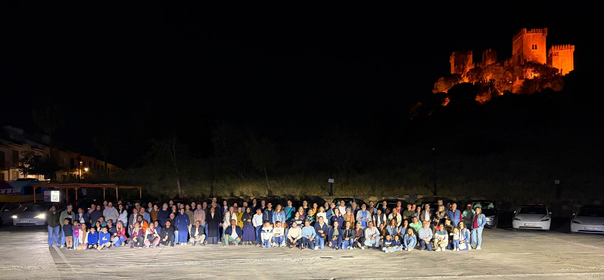 Participantes del Movex Almodóvar del Río 2026 de noche a los pies del castillo iluminado