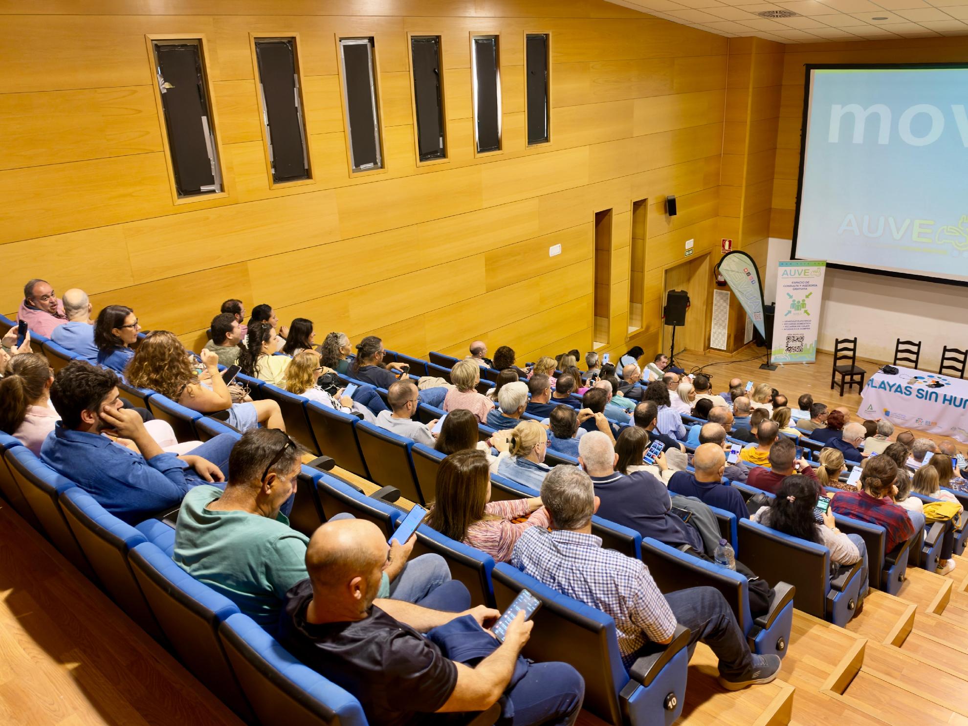 Público en las charlas divulgativas sobre el vehículo eléctrico del Movex Almodóvar del Río 2026