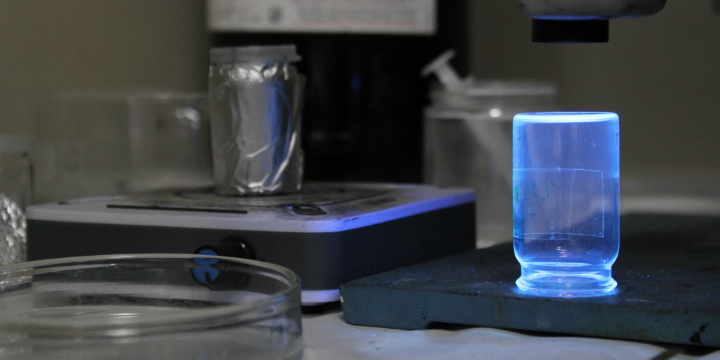 Parches inteligentes que miden tu salud mientras generan su propia energía a través del sudor