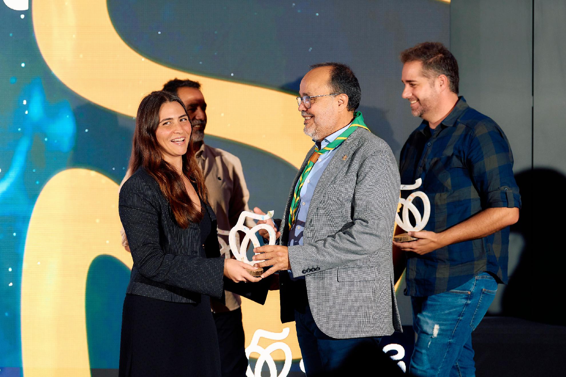Etna Alegría entregando el premio Guayre