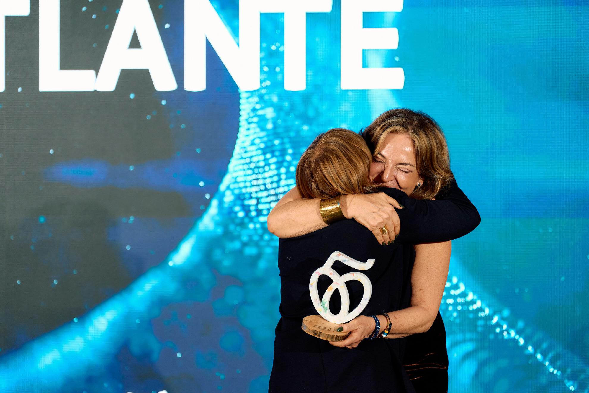 Esther Monzón entregando el premio a Isabel Rivero