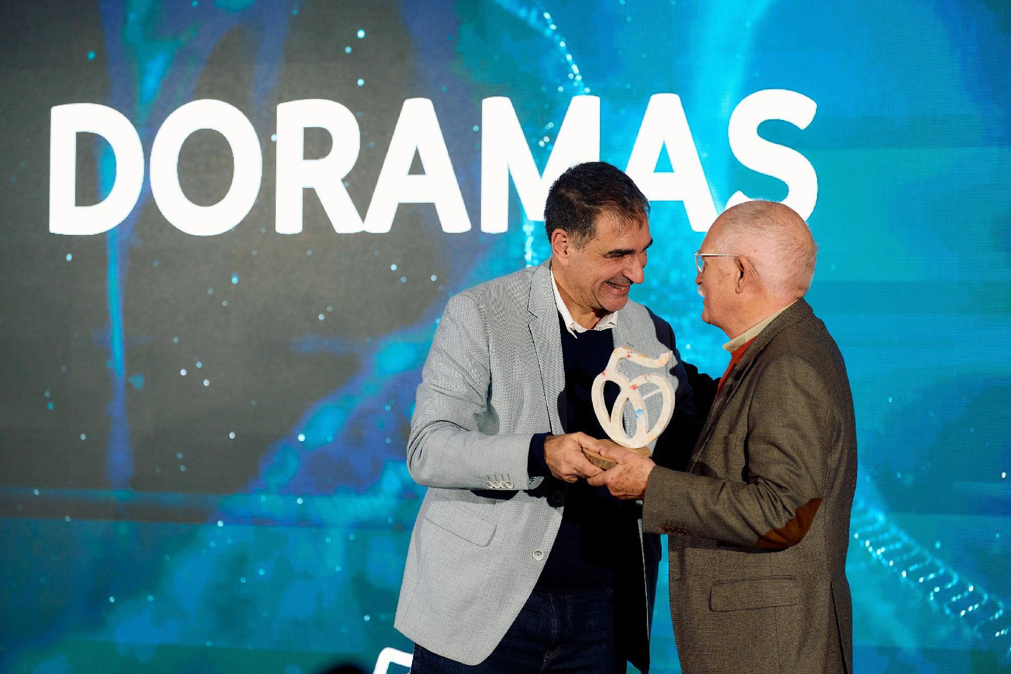José Gilberto Moreno entregando el premio a Froilán Rodríguez