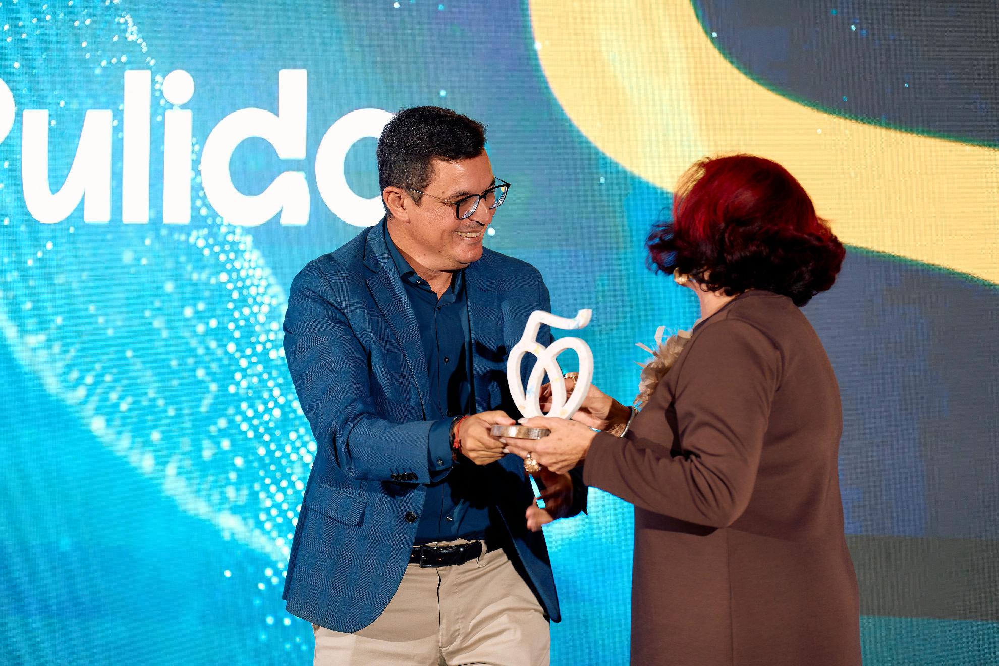 Pablo Rodríguez entrega do el premio a Saro Sosa