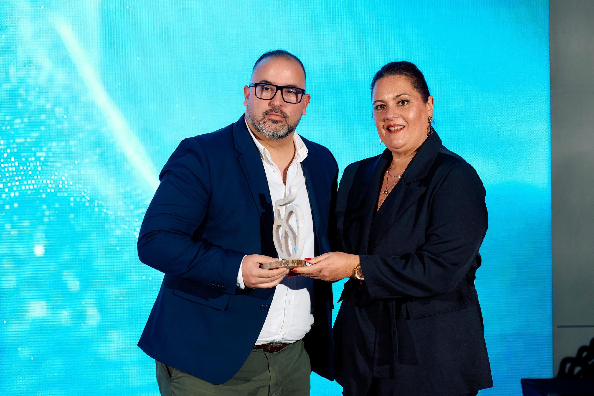 Beatriz Calzada con el representante del club deportivo Interisleta