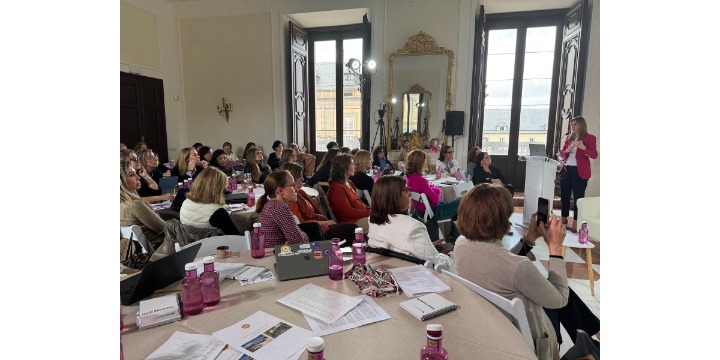 Entrevista a Krista Walochik: “Las mujeres líderes siguen picando el techo de cemento”